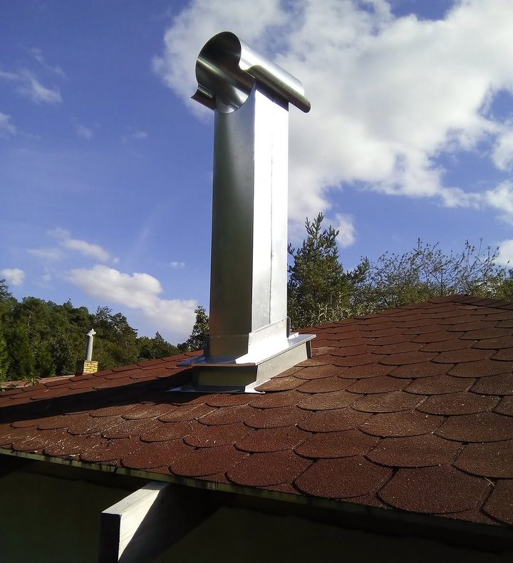 Nové oplechovanie komína na rodinnom dome z kvalitného pozinkovaného plechu.